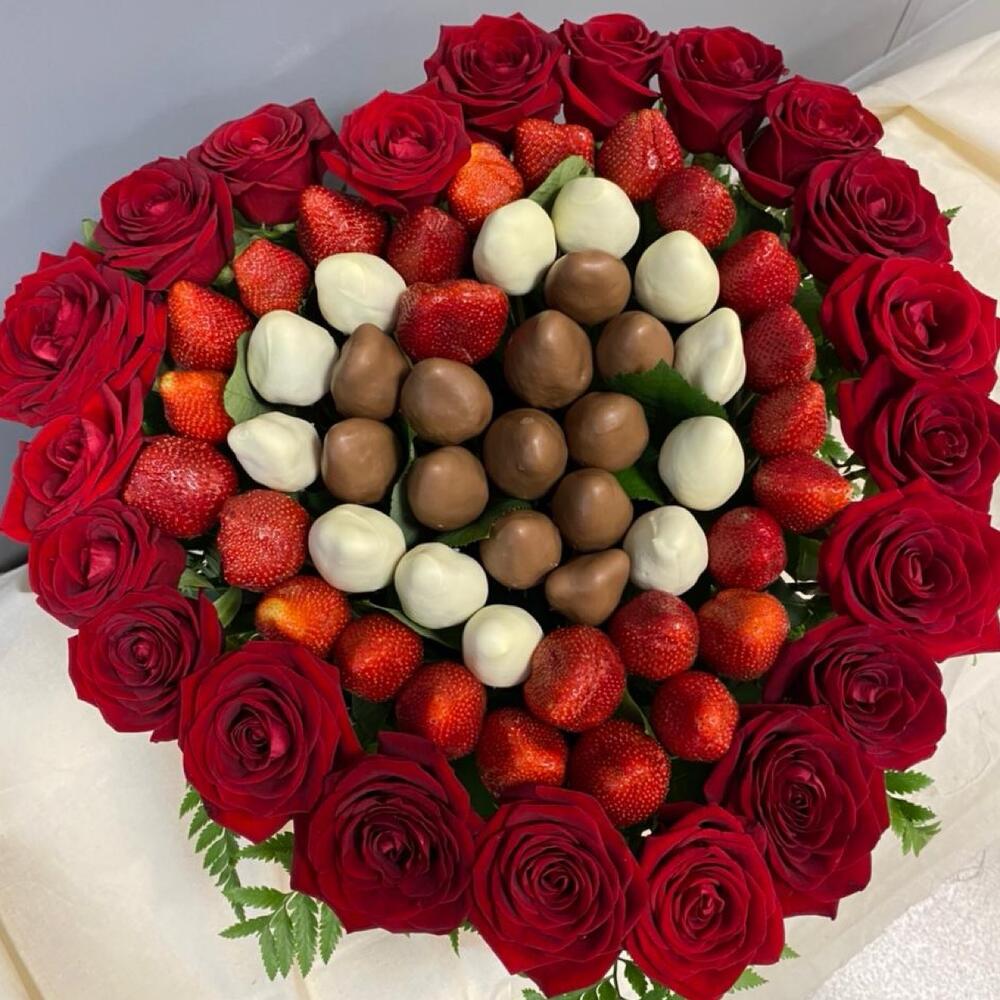 Сердце из роз и клубники в шоколаде