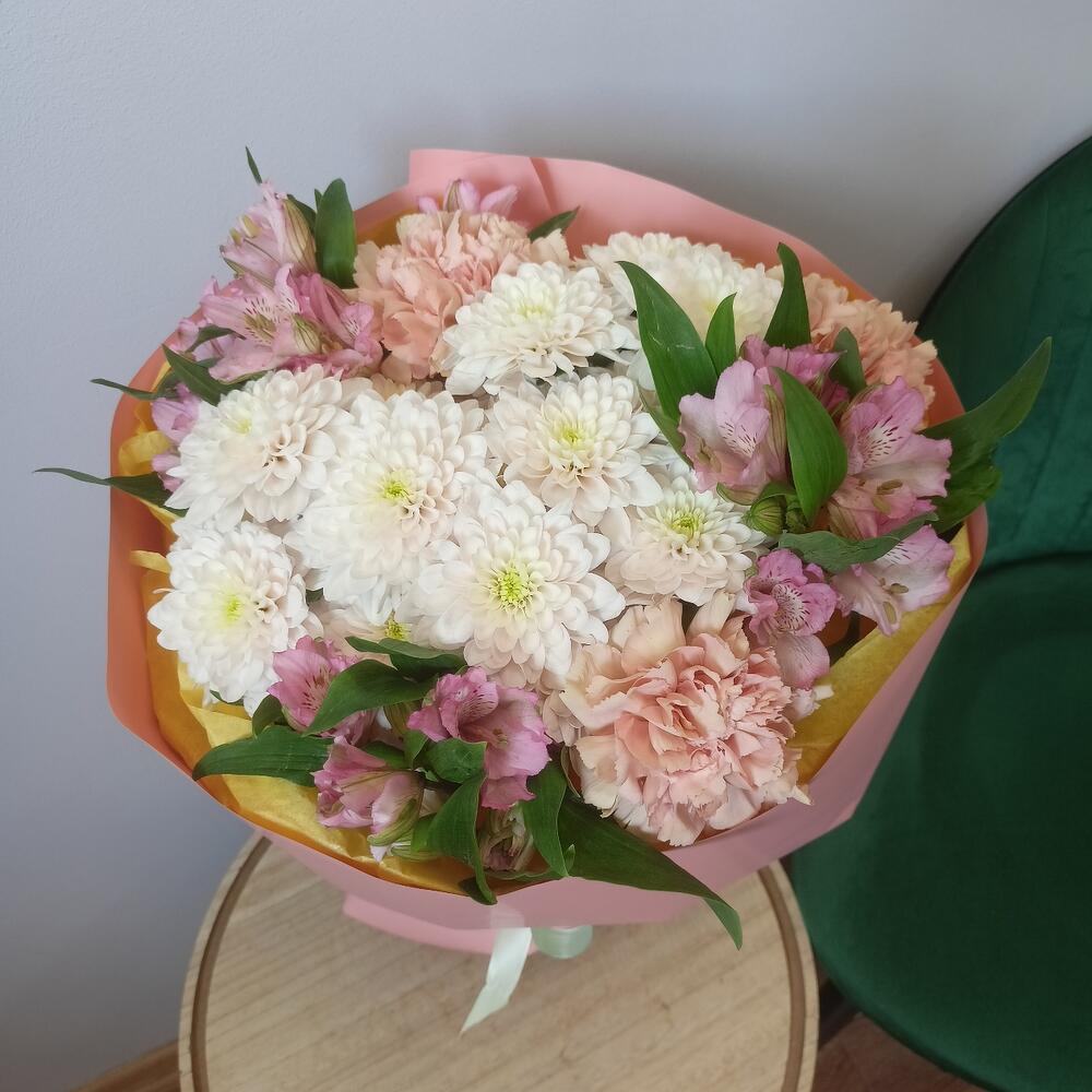 Стойкий букет из нежных цветов