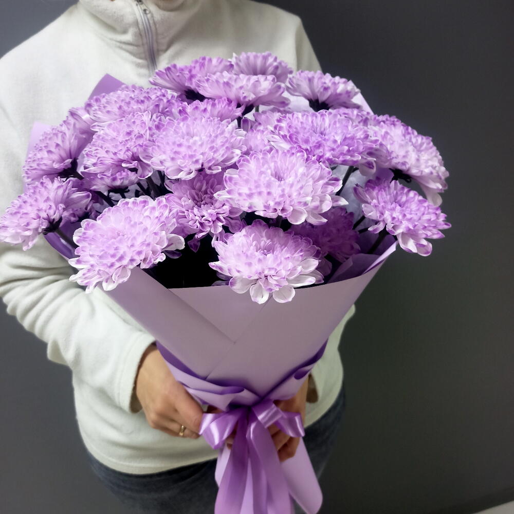 Букет из сиреневых кустовых хризантем