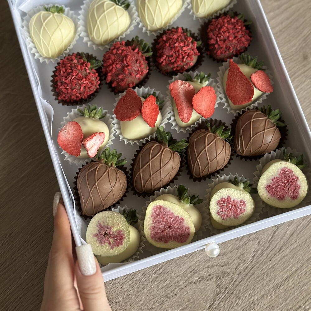 Коробка с клубникой в шоколаде и цветами «Bukettik»