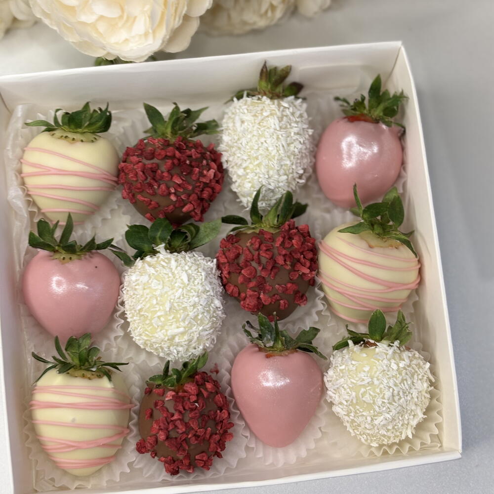 Клубника в шоколаде «ассорти вкусов»+ подарок от Vivienne Sabo — румяна MACARON