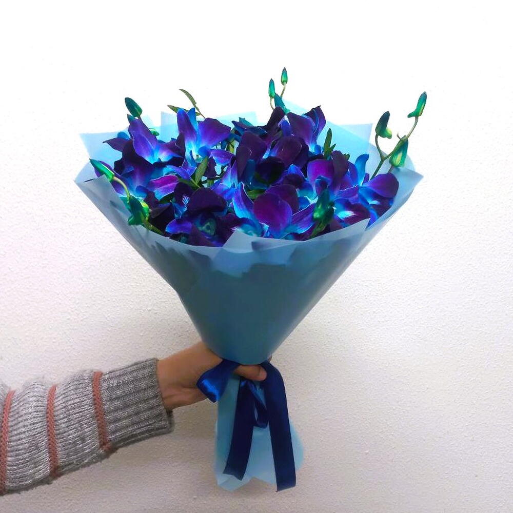 Букет из синих орхидей Космос в руках (мини). Букет 422 ALMOND ROSES