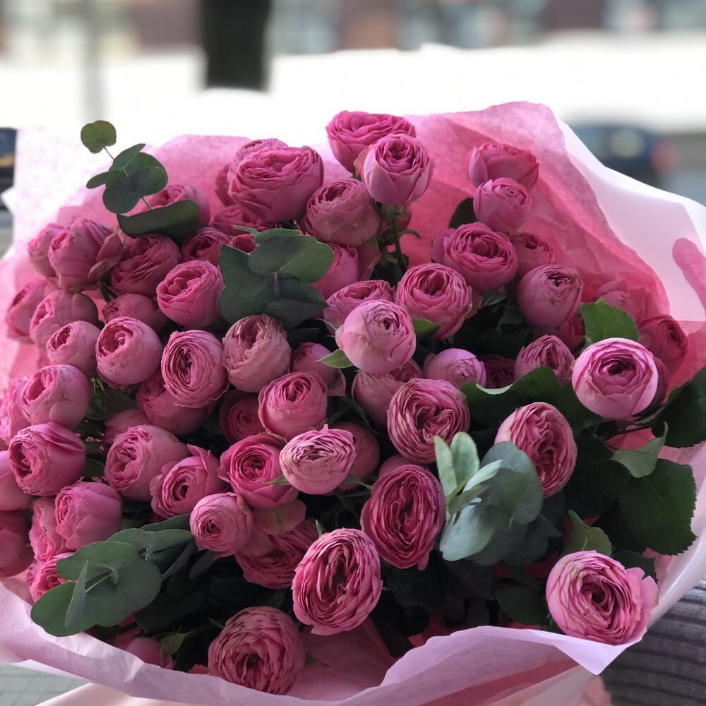 Букет Pink Boss из 15 кустовых роз сорта Жизель с эвкалиптом