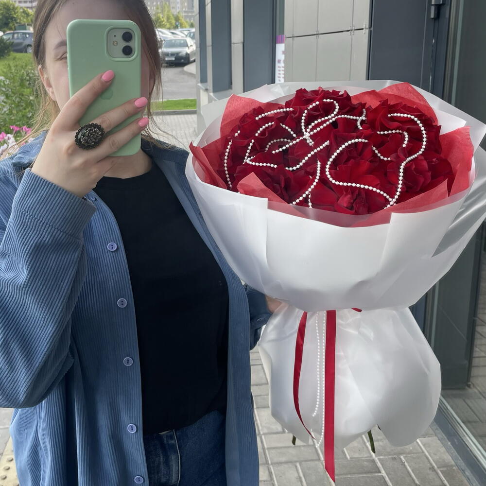 Букет с французской красной розой с жемчугом в белой упаковке