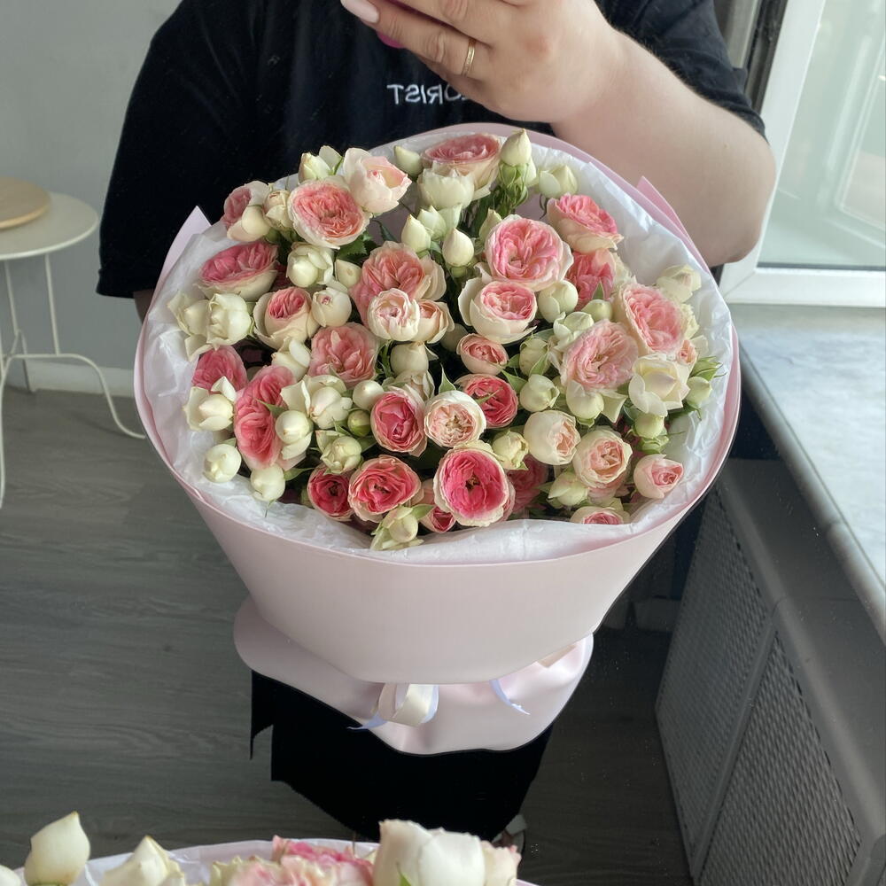Нежные кустовые розы