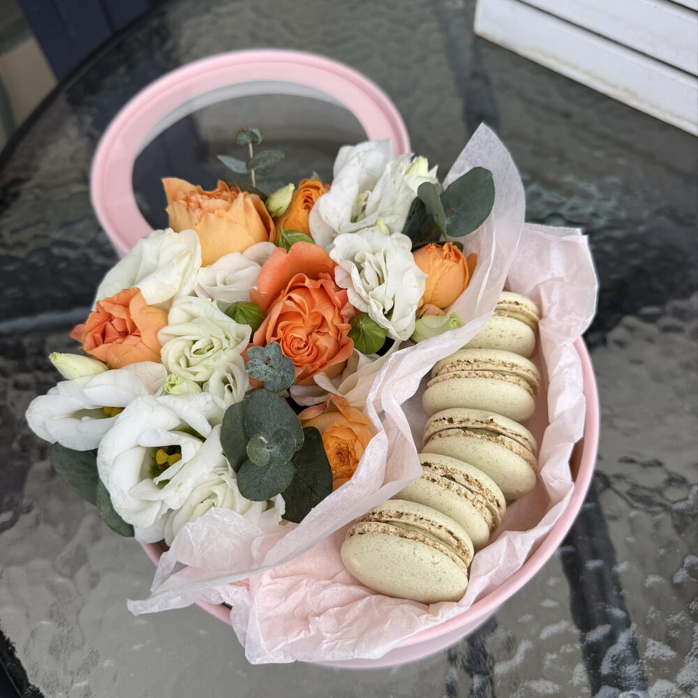 Коробка с цветами и макаронс фисташковый