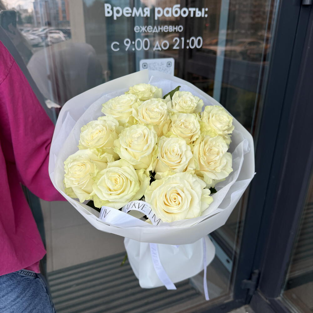 Букет из 13 белых роз с упаковкой