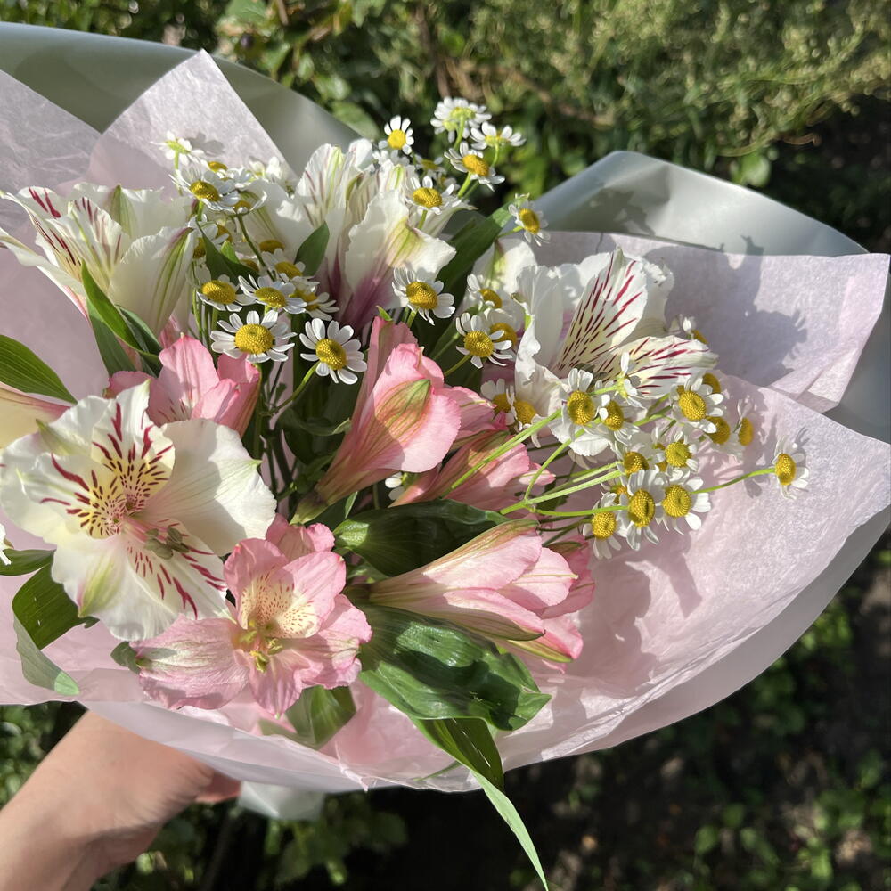 Букет из Альстромерия и ромашки