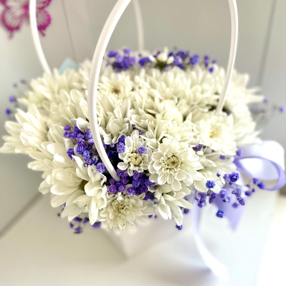 Композиция из хризантем и гипсофилы «Комплимент»💜