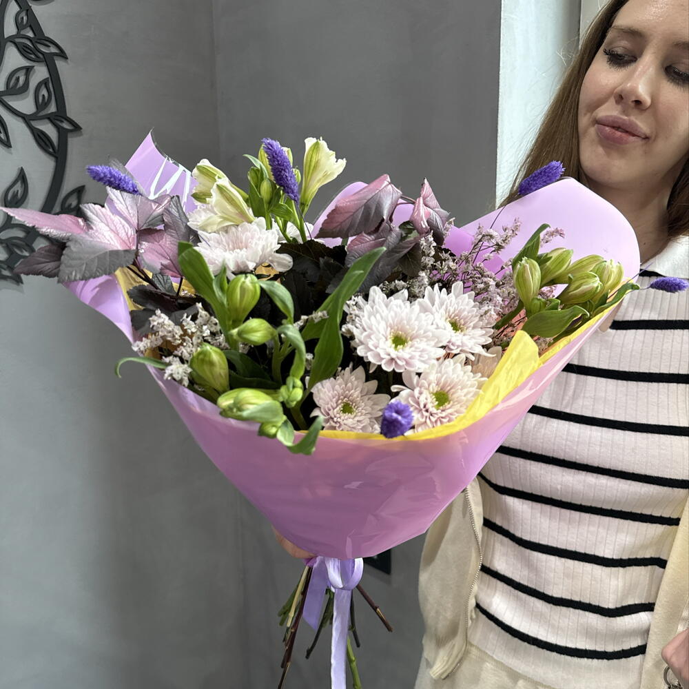 Альстромерия и хризантемы