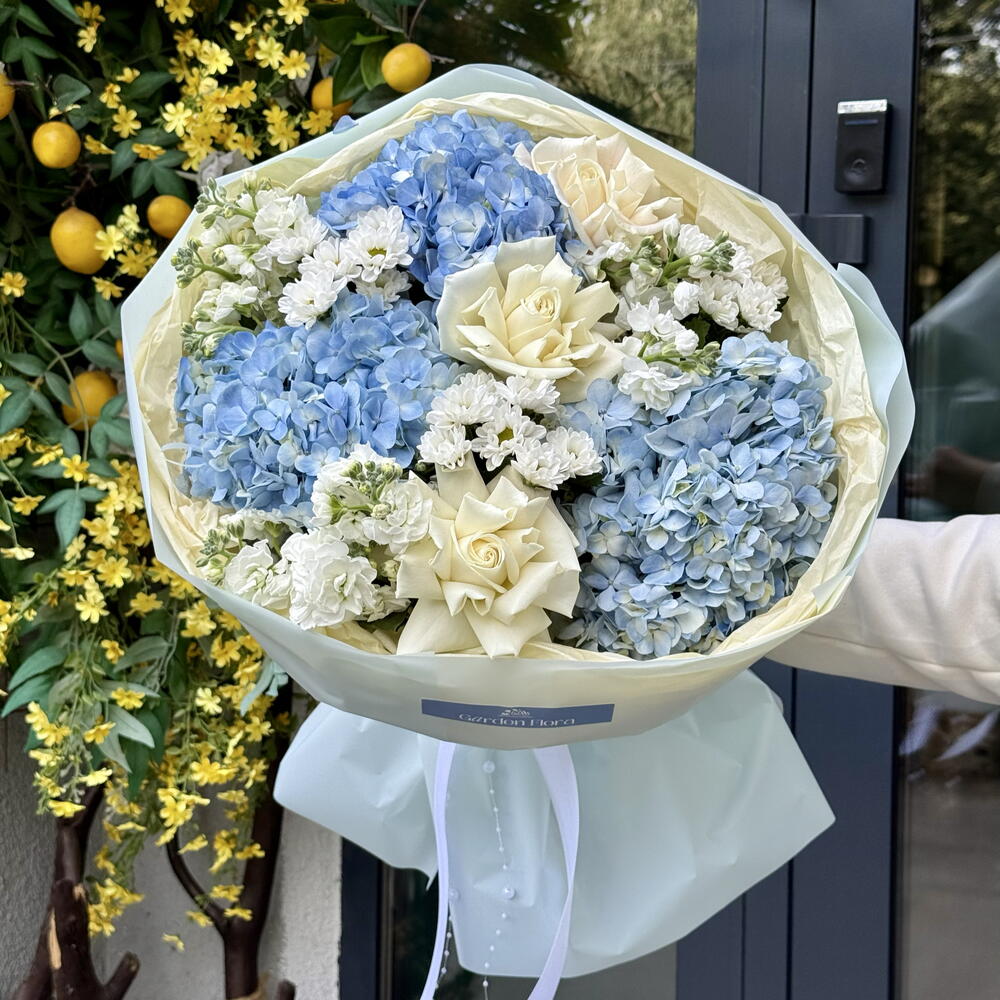 Сборный букет с гортензией, французской розой, хризантемами и кустовой маттиолой
