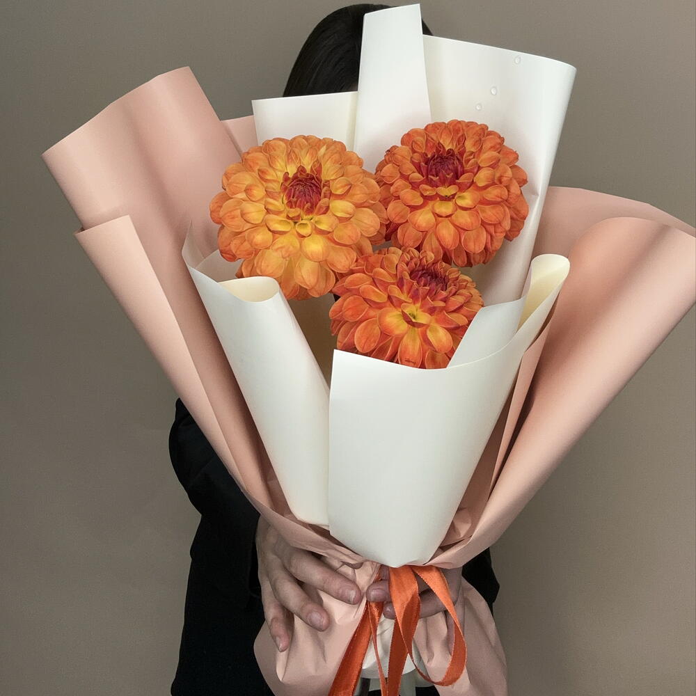 Комплиментарный букет из 3 оранжевых георгин 🧡