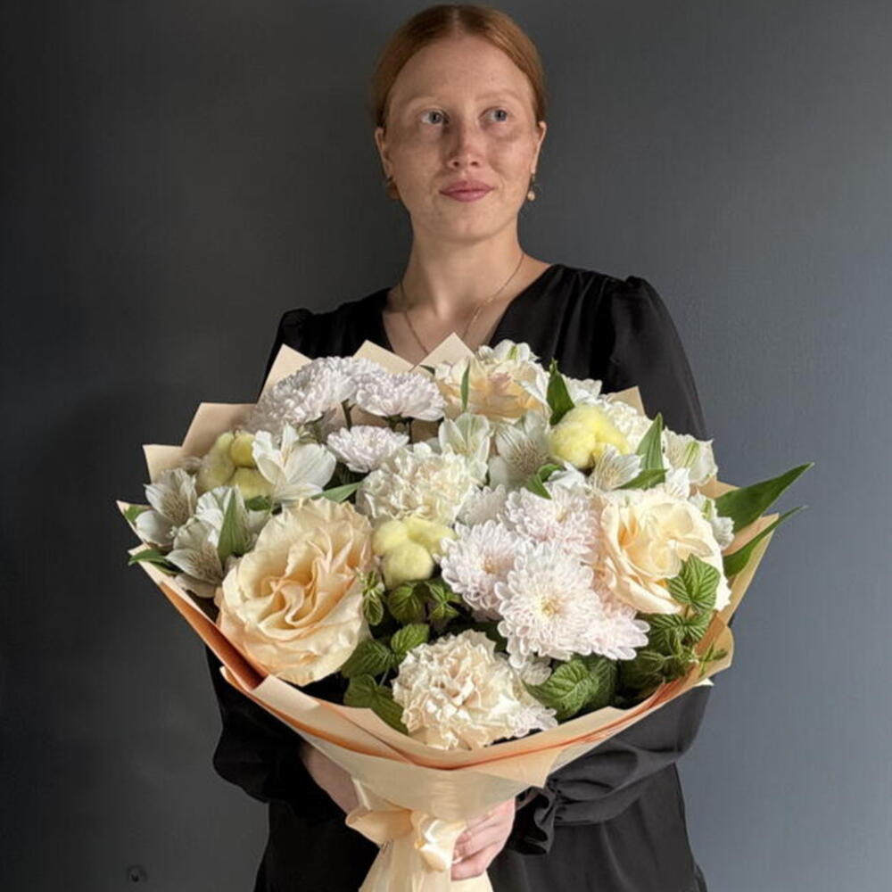 Нежный букет из ажурных роз, пышных хризантем, сочных гвоздик и изящных альстромерий