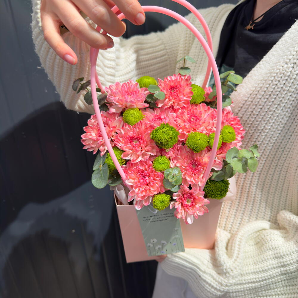 Композиция 💚 в сумочке Matcha   Berry: розовая и зелёная хризантема