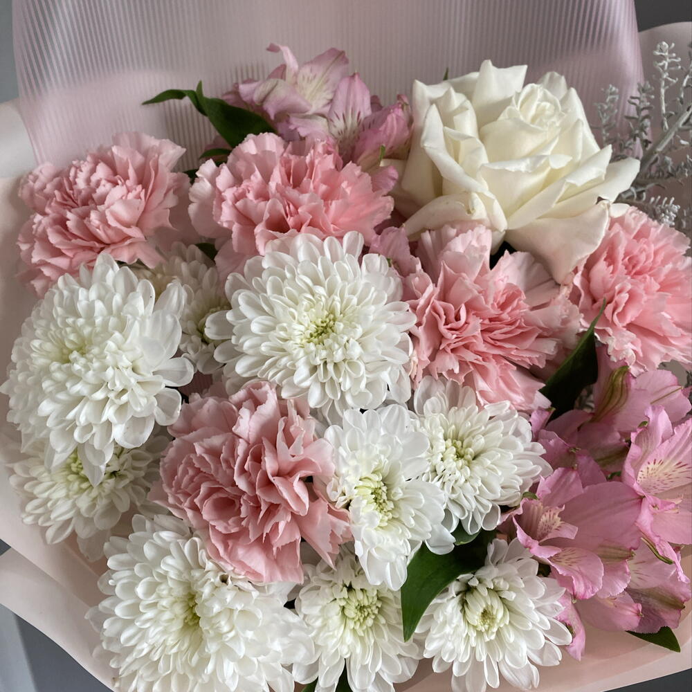 Нежный букет с французской белой розой,диантусами,седумом🌸🤍