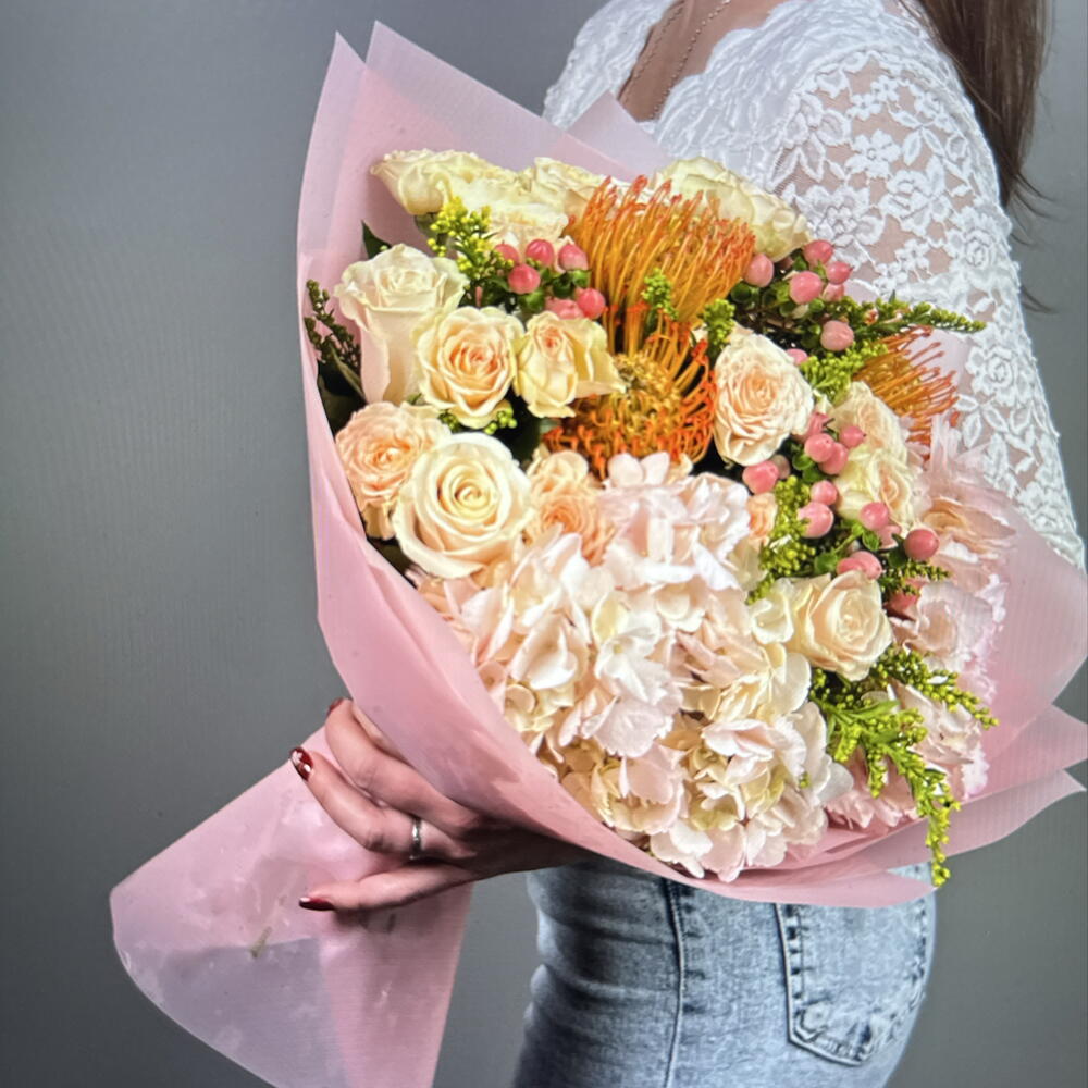 Нежный букет из гортензии, лейко, пастельной одноголовой и кустовой розы (39-0069)