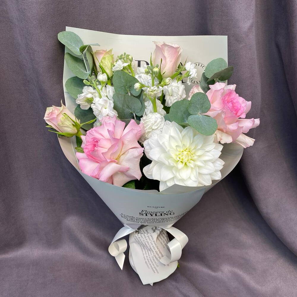 «Пудровый рассвет» — букет с георгином и розами