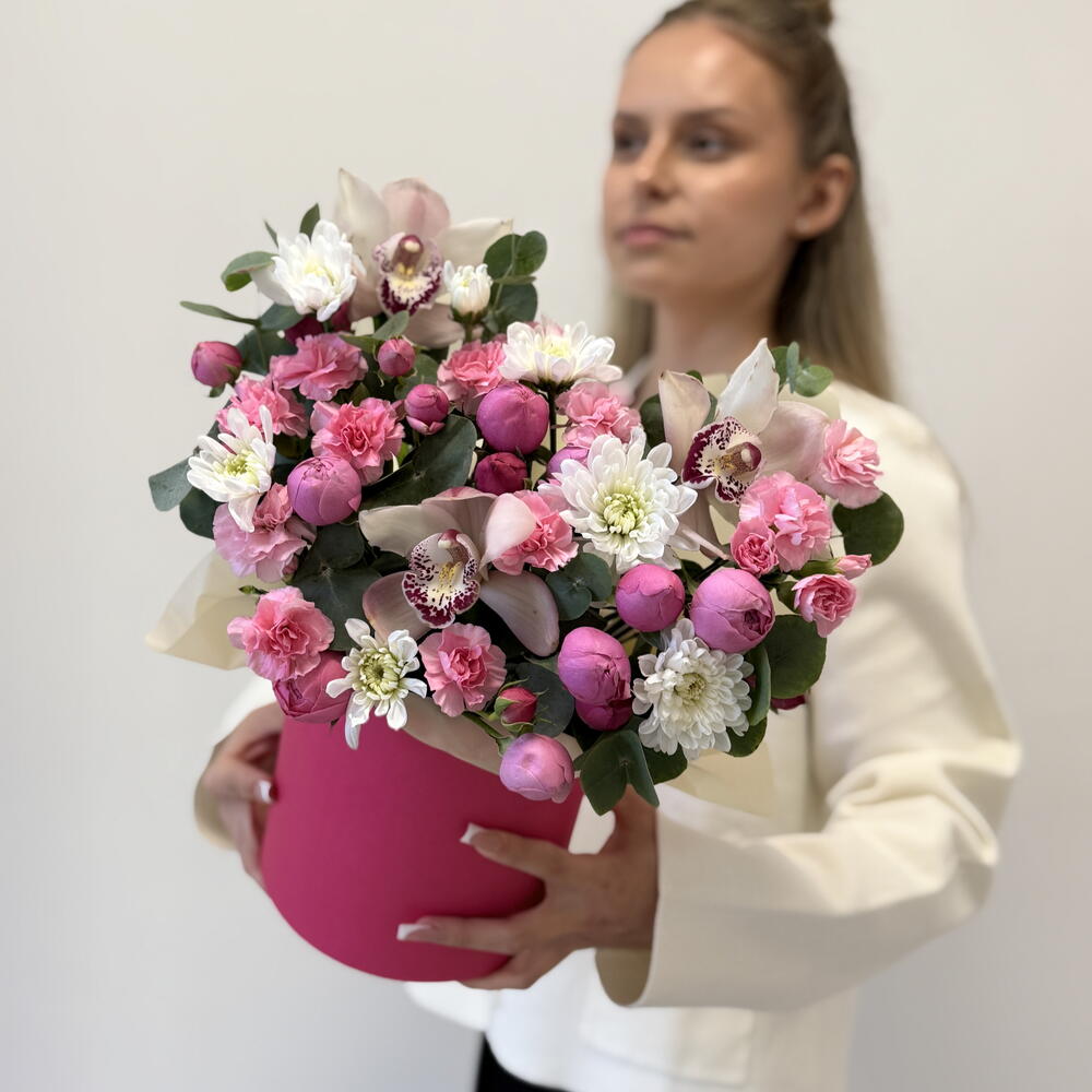 Композиция «Магия 🎩🎁»из орхидеи , пион роза Сильва, хризантемы кустовые ,диантусы и эвкалипт в шляпной коробке 🌿🌸🎩