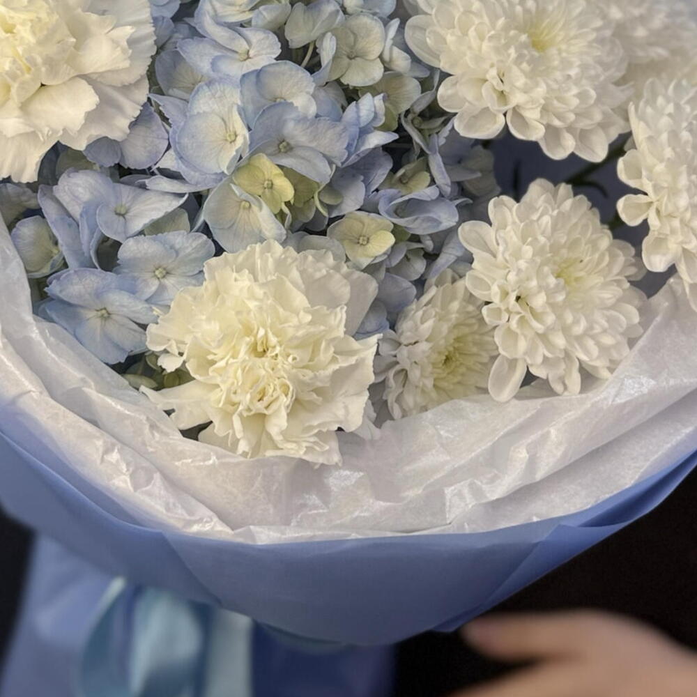 Букет авторский «💙 Невесомость» (гортензия, кустовая хризантема, диантус)
