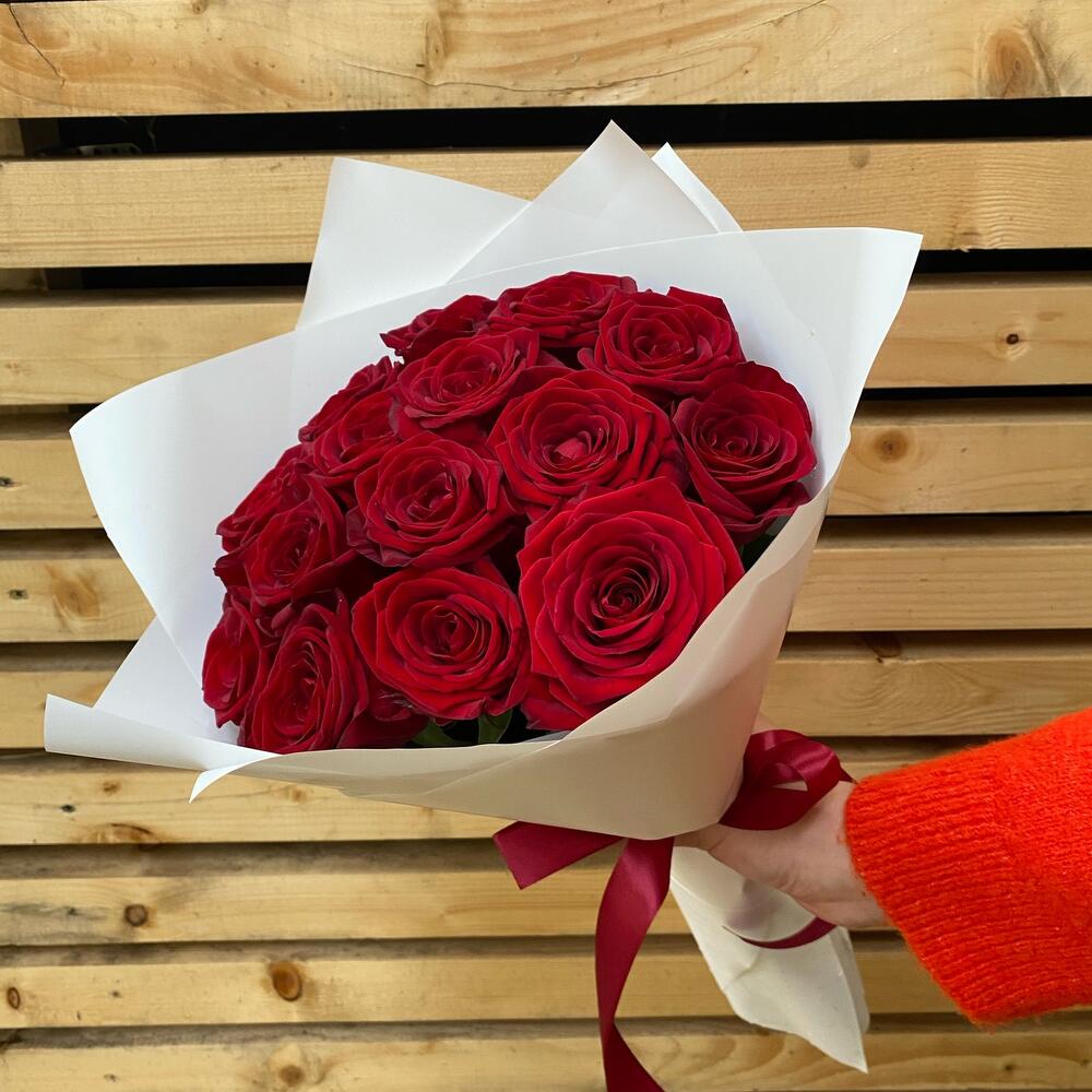 розы бажнеке. букет из 50 роз. на столе 15 красных. 15 красных роз (50 см. букет цветов дома.
