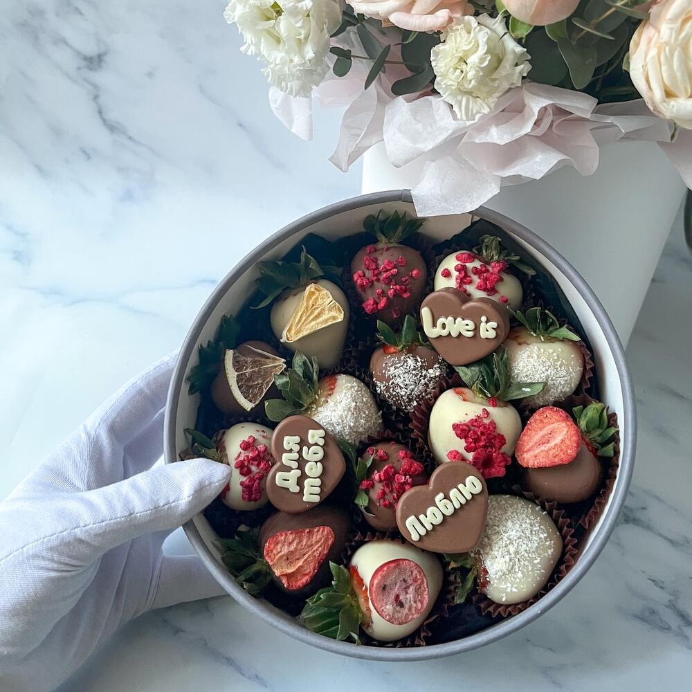 Клубника в шоколаде фон. Сублимированная клубника в шоколаде. Набор из клубники в шоколаде. Сублимированная клубника в шоколаде. Клубника в шоколаде набор.