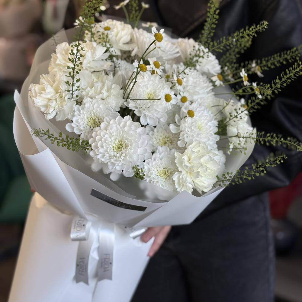 Букет белых хризантем White