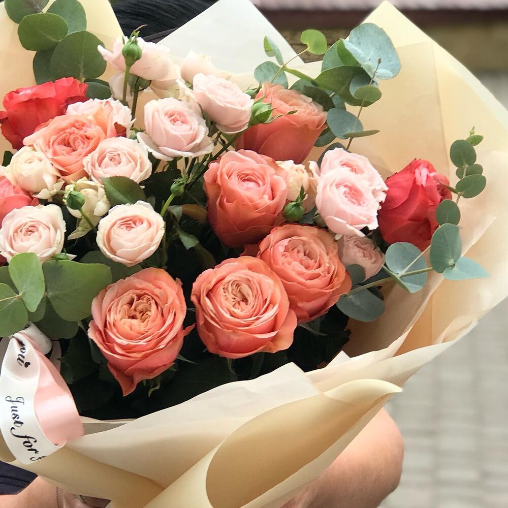 Букет «Персиковые оттенки» из пионовидных роз Кахала, кустовых роз и ароматного эвкалипта