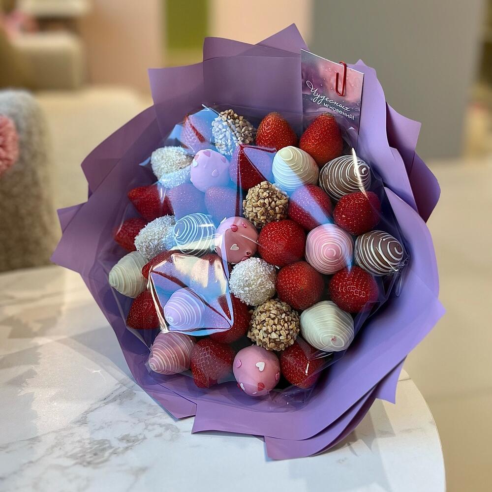Букет с клубникой в шоколаде размер М