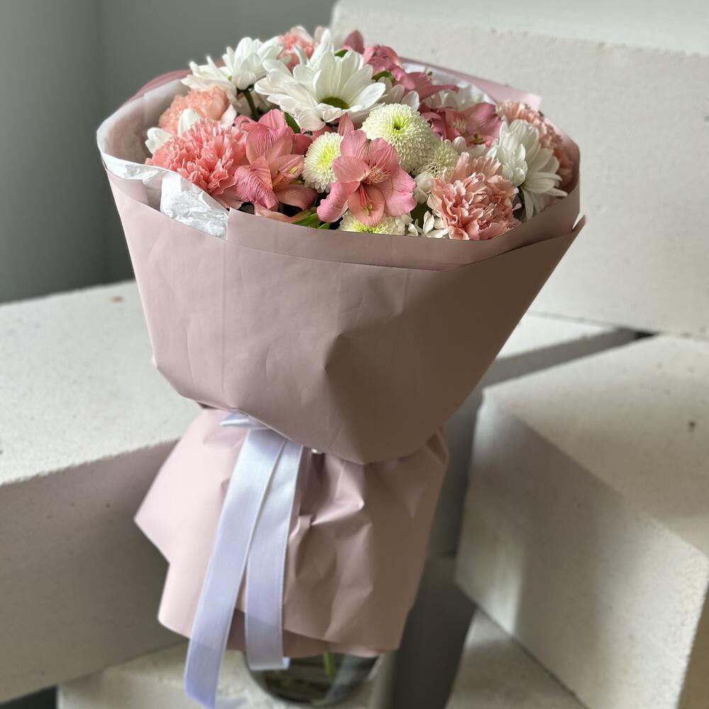 Букет из розового диантуса , кустовой ромашковой хризантемы , альстромерии