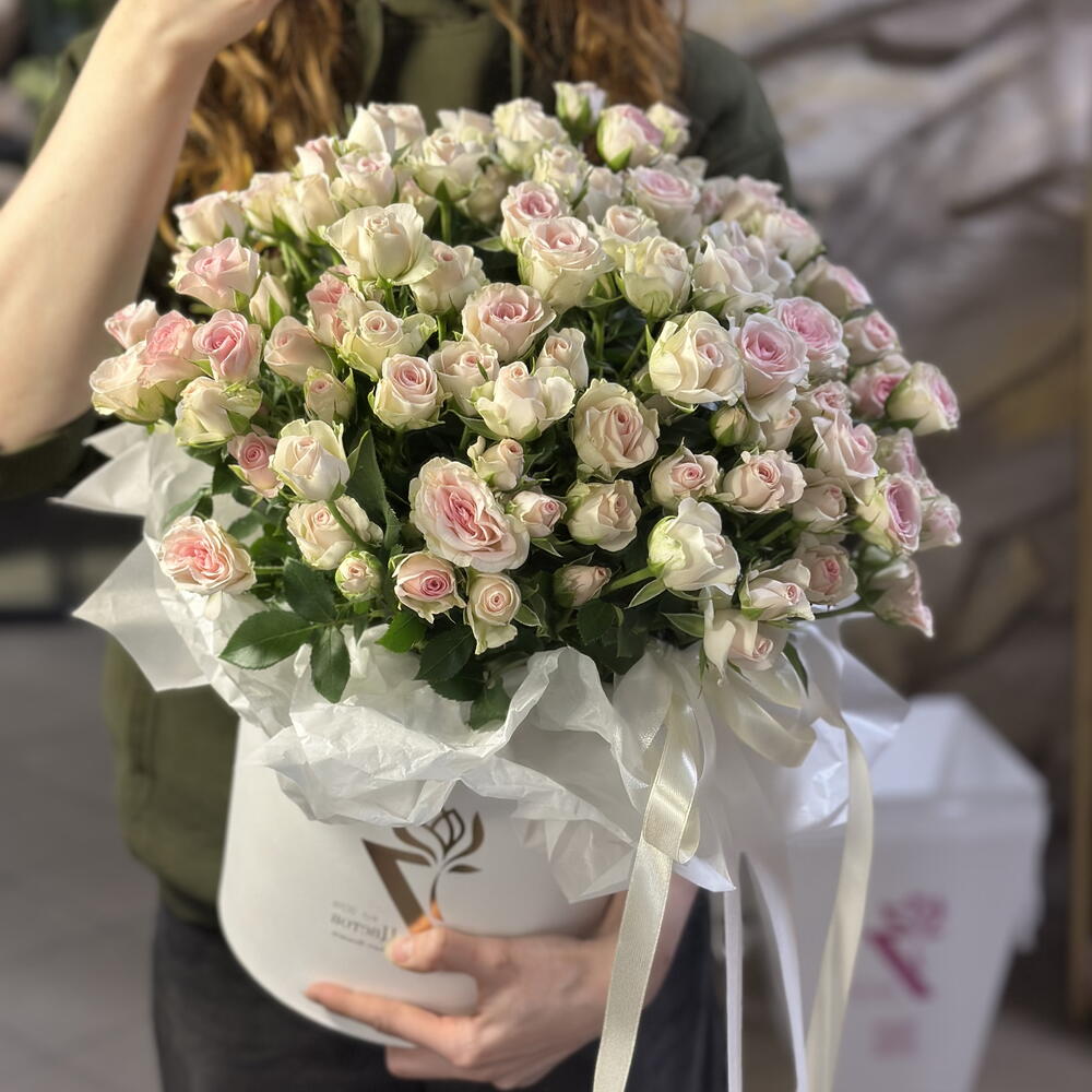 Композиция из 17 кустовых роз