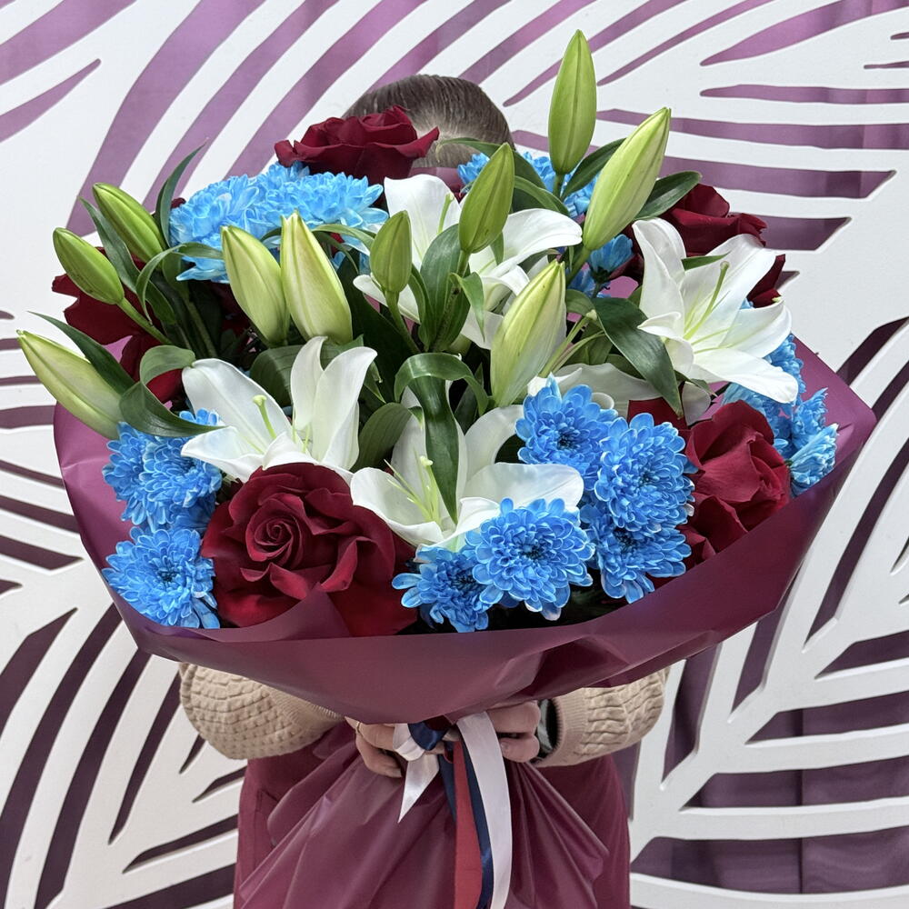 Букет с французскими розами,лилиями и кустовой хризантемой 🤍💙️