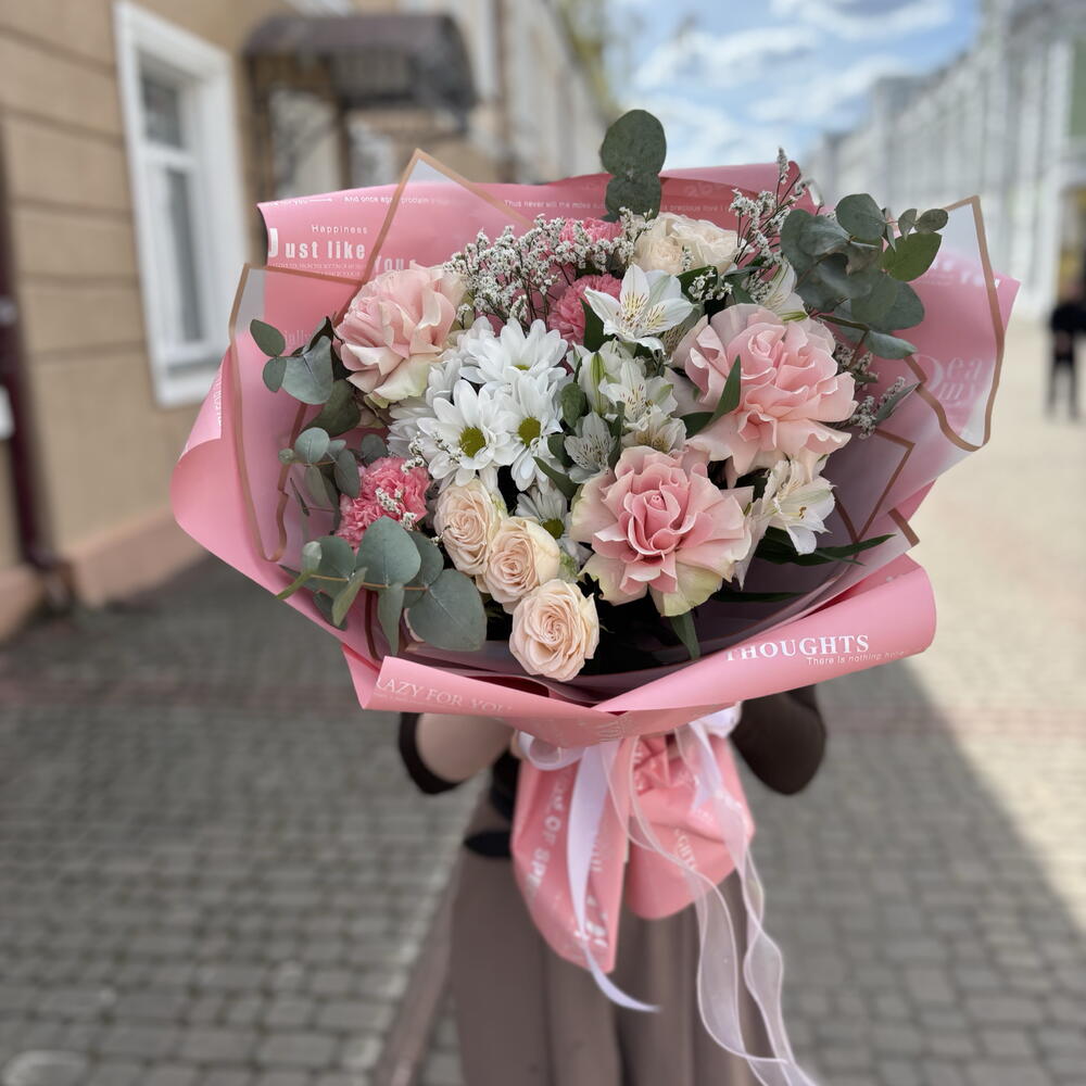 Букет «Изобилие» из французских роз, хризантем ромашек, кустовых роз, альстромерий, диантусов, лимониума и эвкалипта