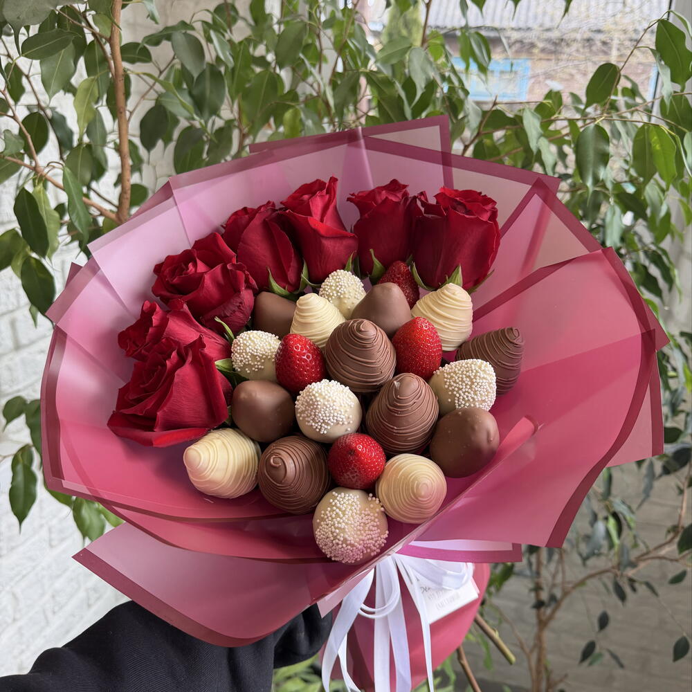 Букет из клубники с красными розами