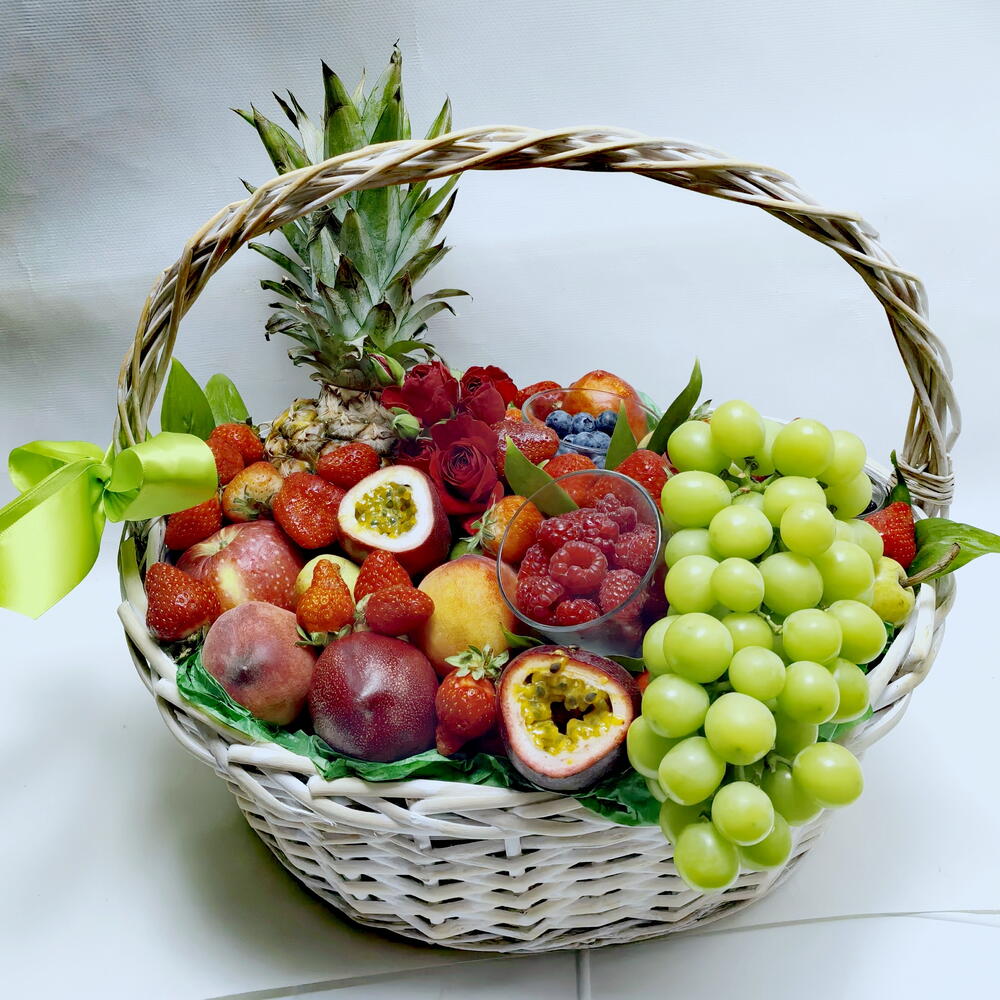 Фруктовая корзина с розами