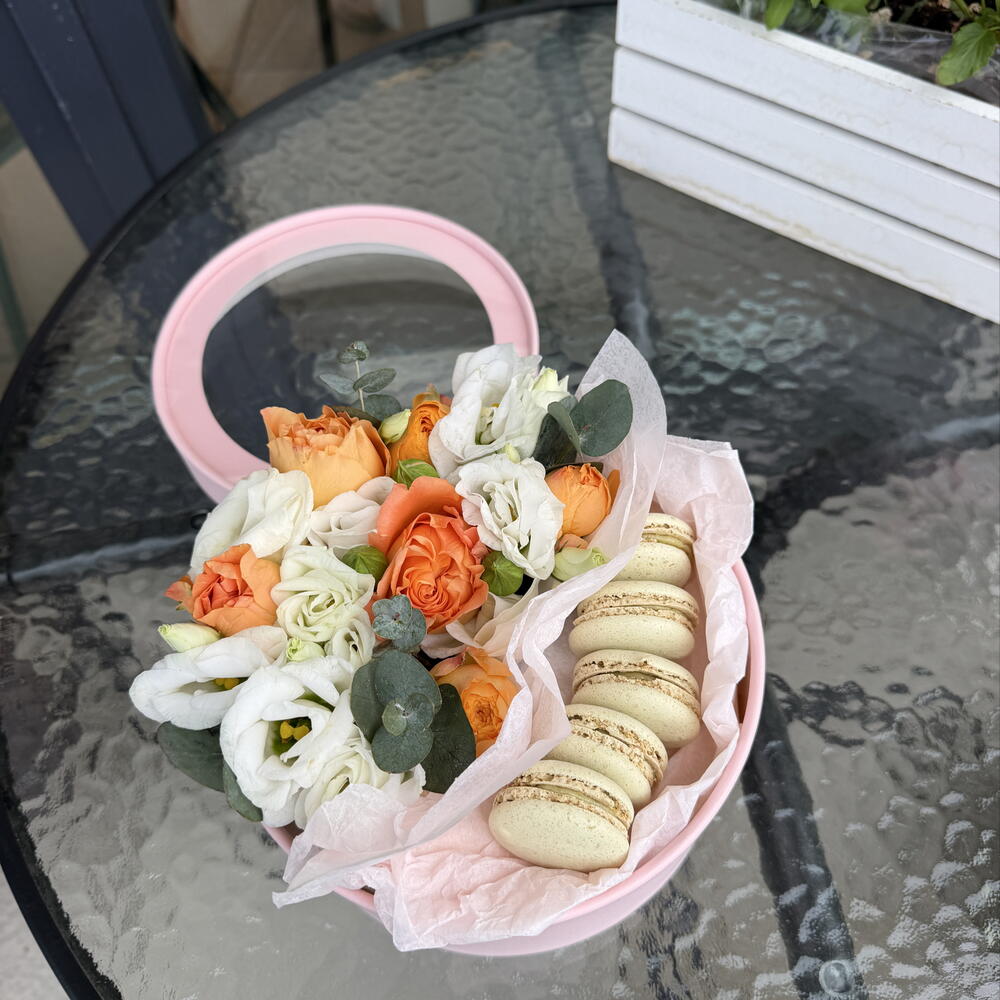 Коробка с цветами и макаронс фисташковый