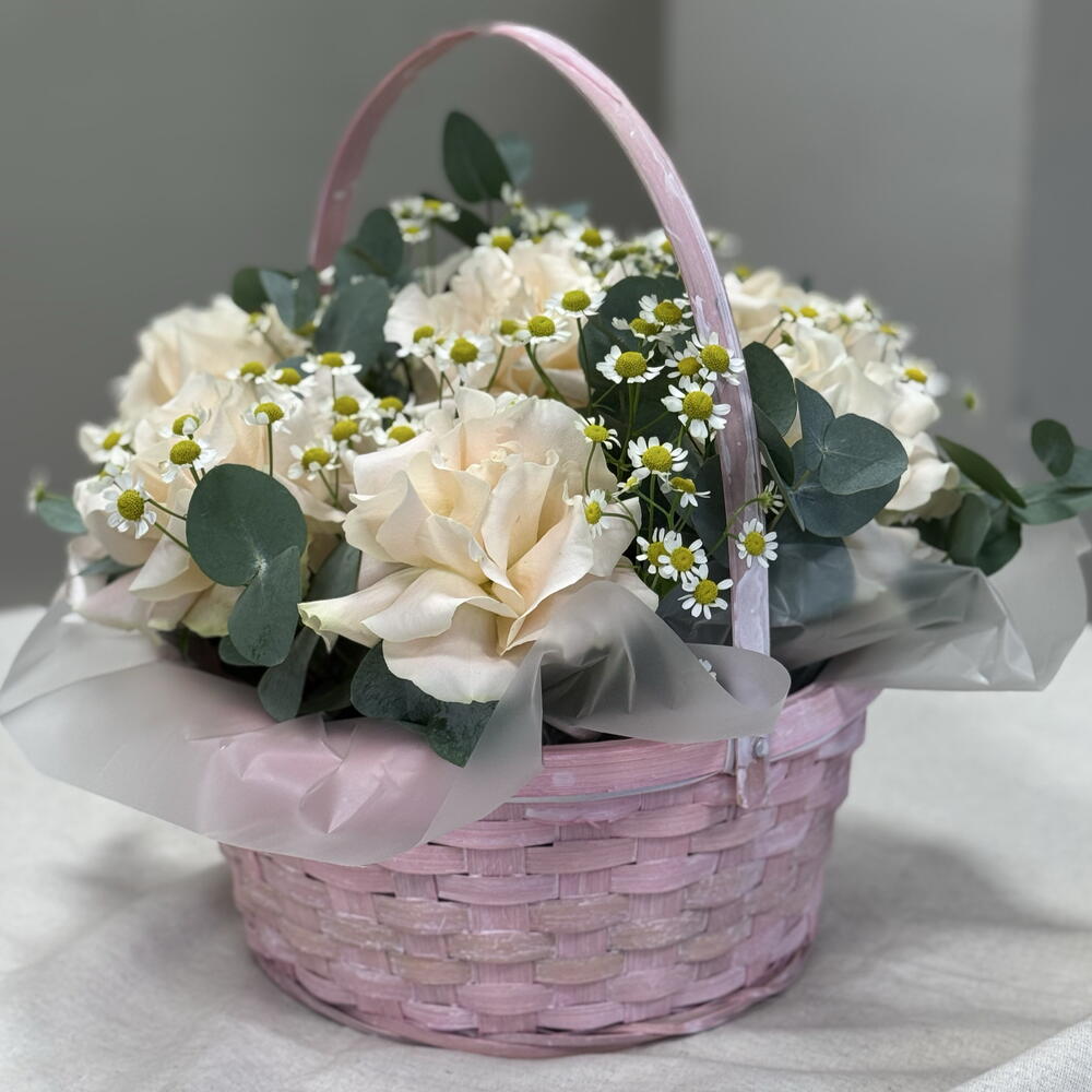 Роза ромашки и эвкалипт в корзине