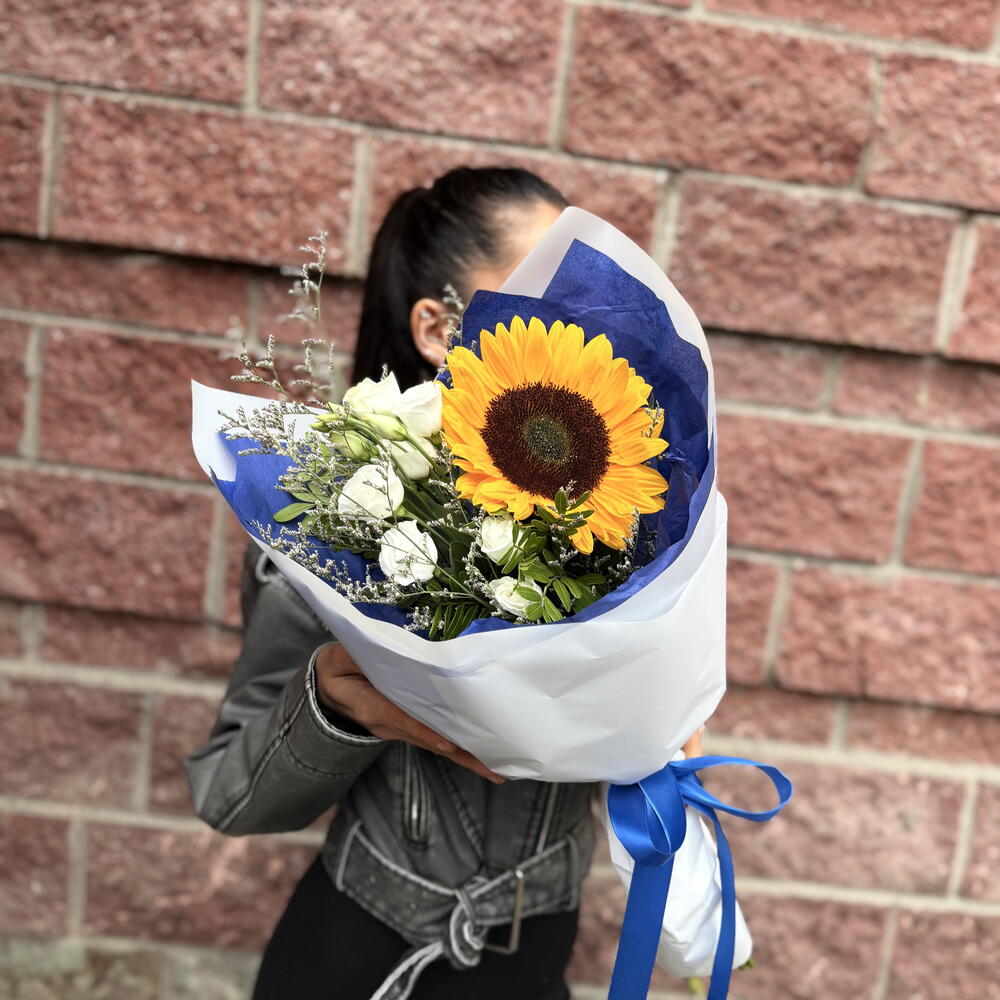 «Солнечный калейдоскоп: подсолнух, эустома, лимониум и фисташка» 🌈🌻