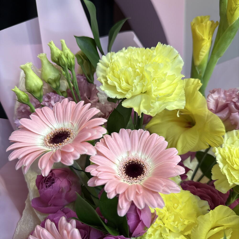 Яркий букет для учительницы с гладиолусами, эустомой, герберами и гвоздиками