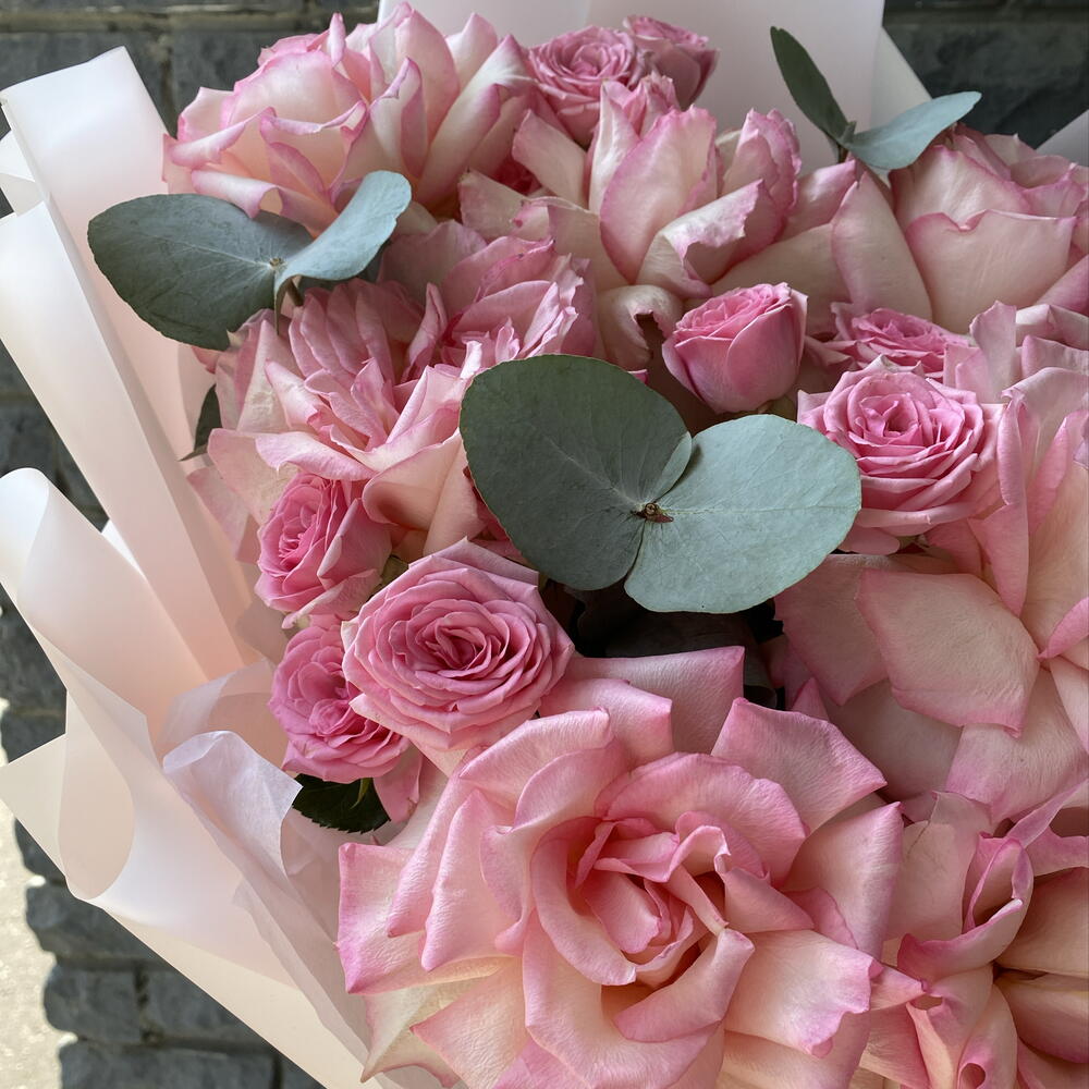 Букет «Розовое облако» из французских и кустовых роз 🌸🩷