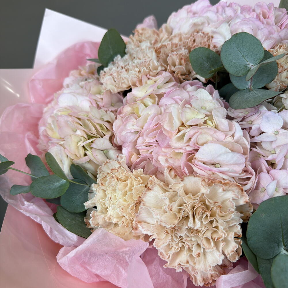 Букет с гортензией, красивыми диантусами и эвкалиптом 🌸🤍🌸