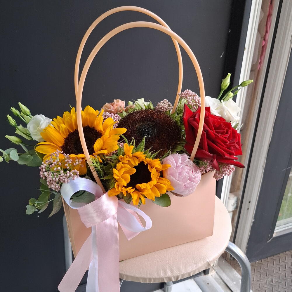 Композиция в сумочке с цветами 8934