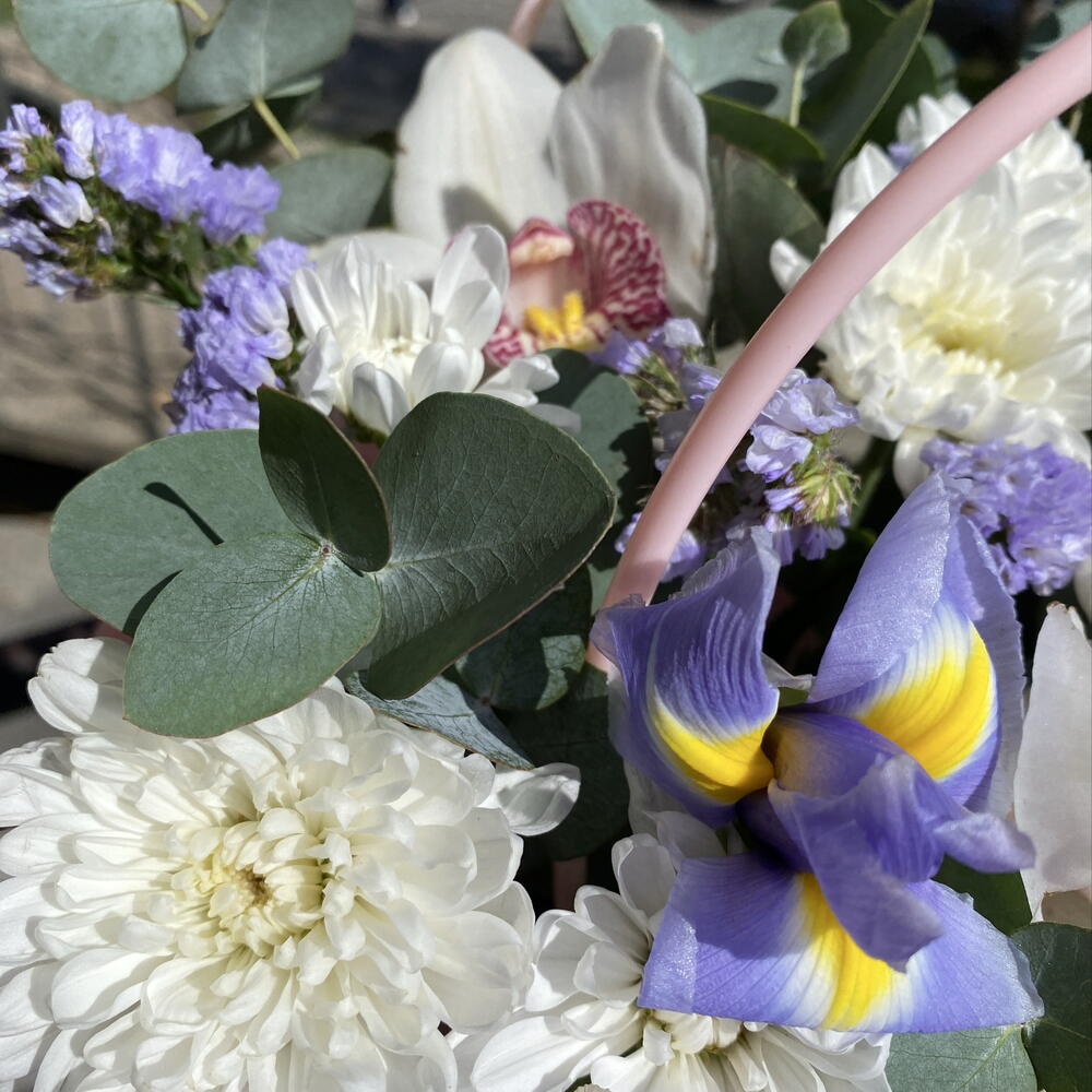 Сумочка светлая 💡 «тихий восторг» в составе орхидея, ирисы, хризантема BALTICA, статица, эвкалипт CINEREA