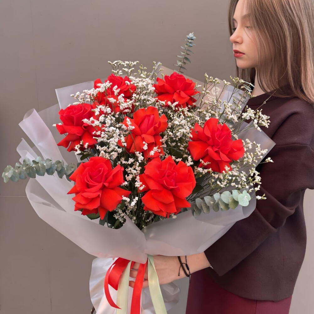 Монобукет "Нуар" из алых сортовых роз Нина