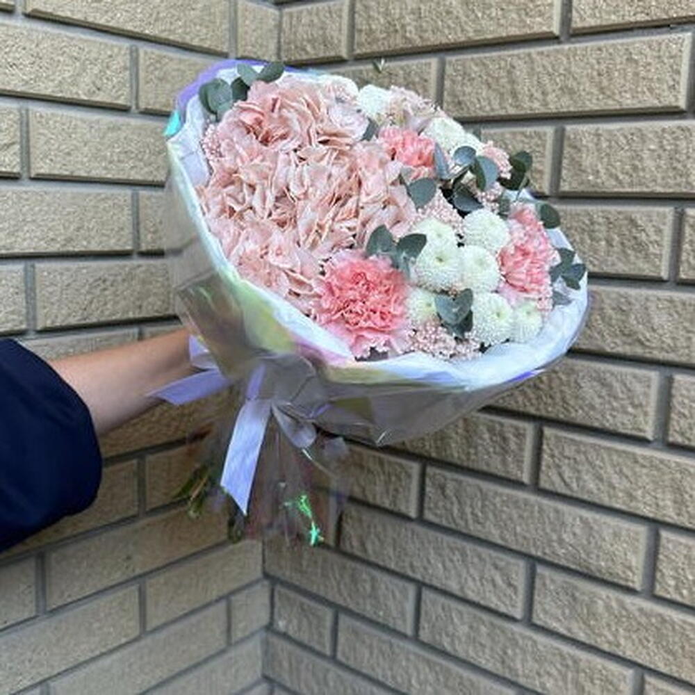 Букет с гортензией, альстромерией, дианутсами, хризантемой и озотамнусом