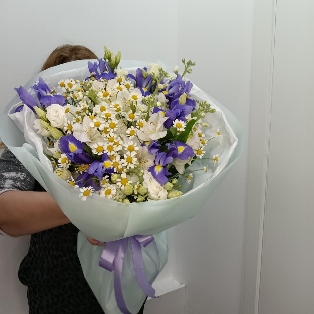 Букет Летнее воспоминание ирис, ромашка кустовая, маттиола, альстромерия