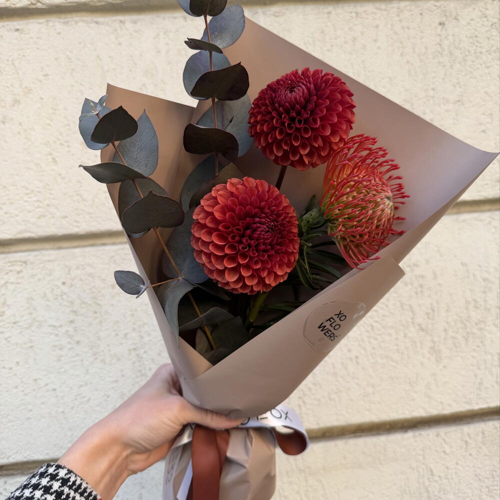 Букет-комплимент из георгин, африканского нутана и эвкалипта от XOFLOWERS
