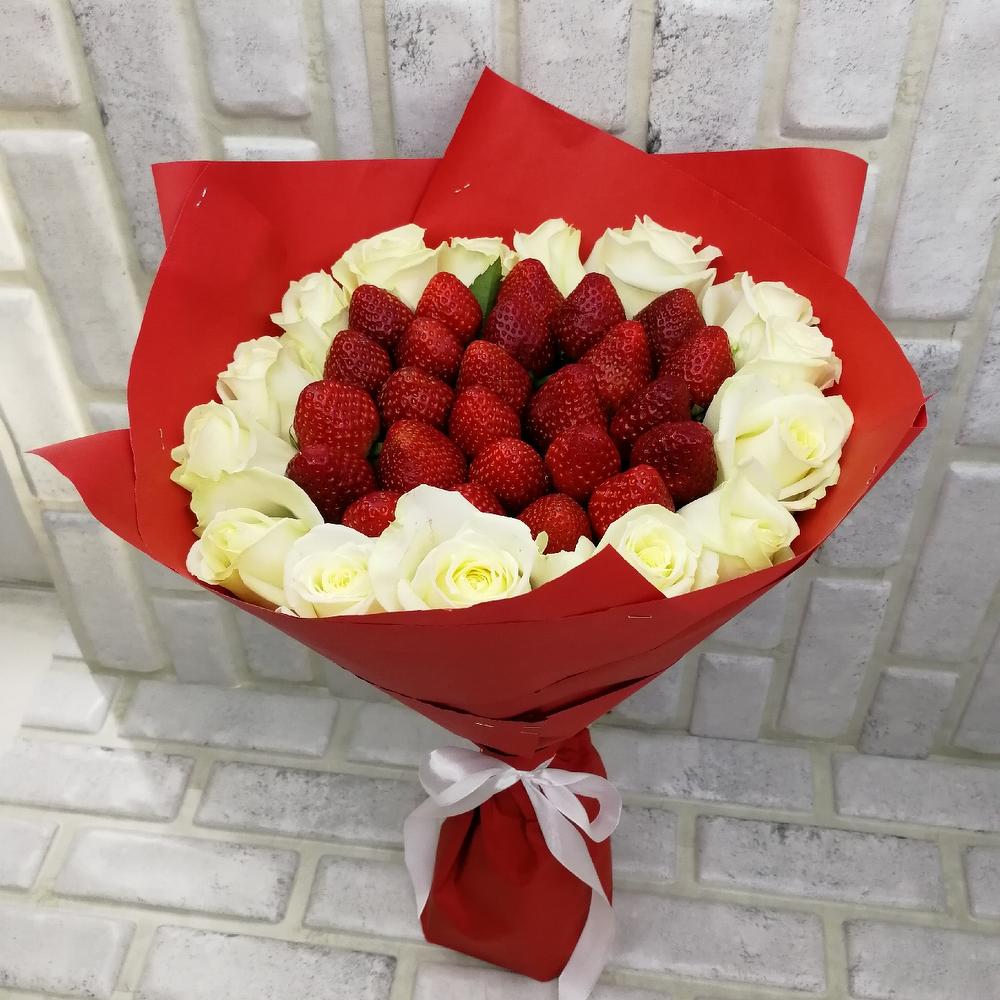 Клубника с розами