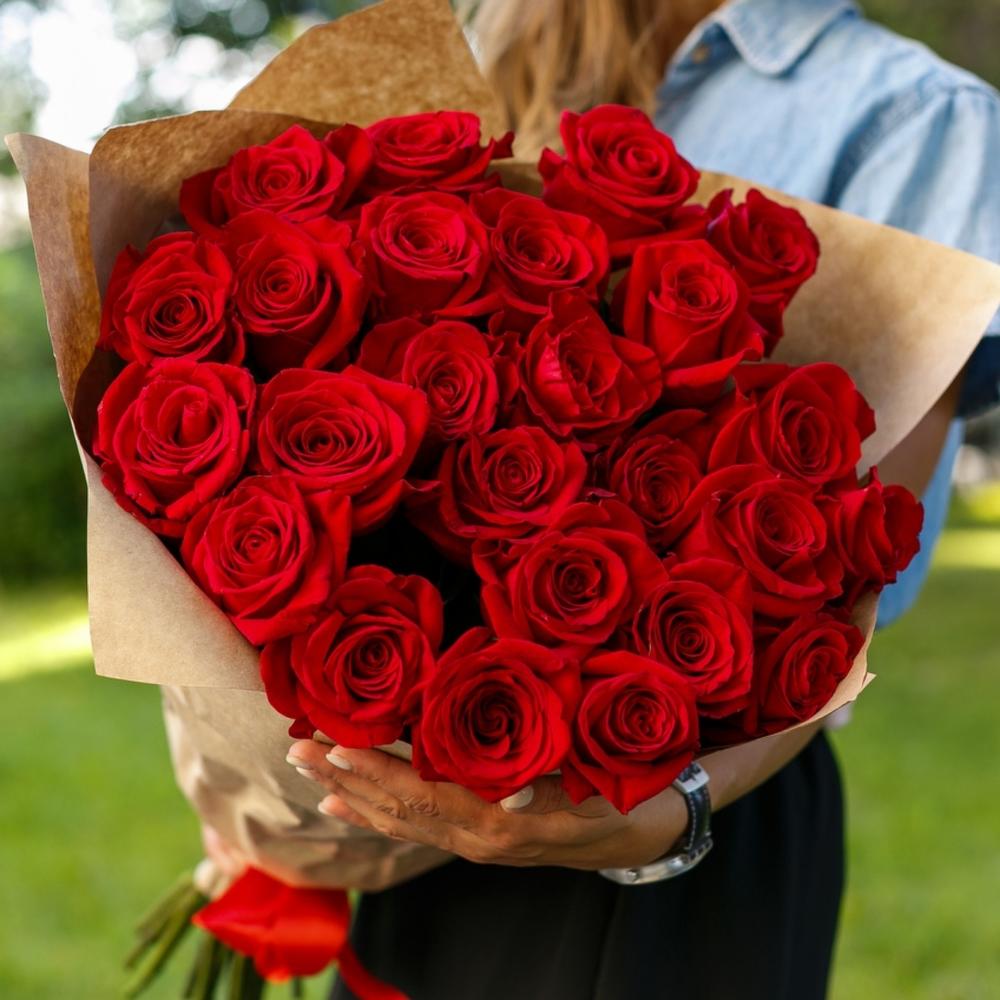 Букет 25 красных роз 
