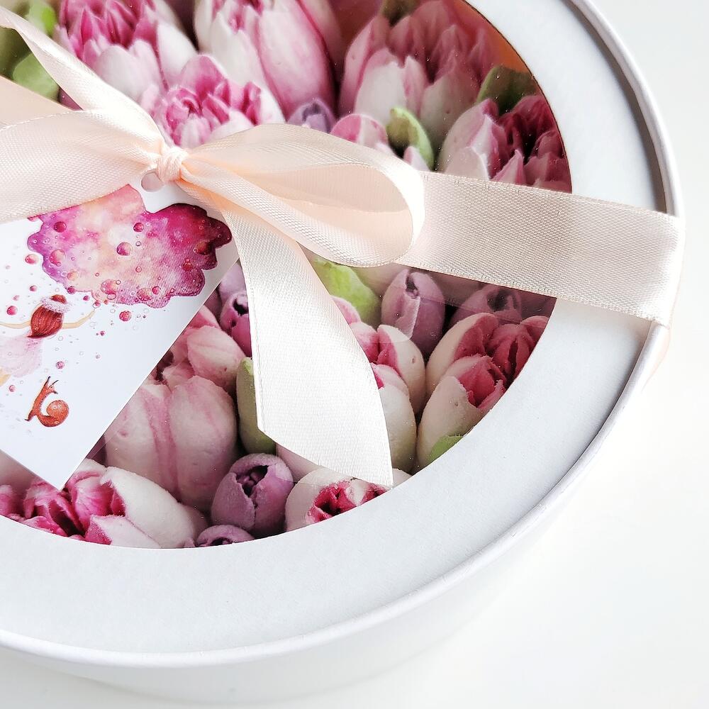 Marshmallow tulips in a round box