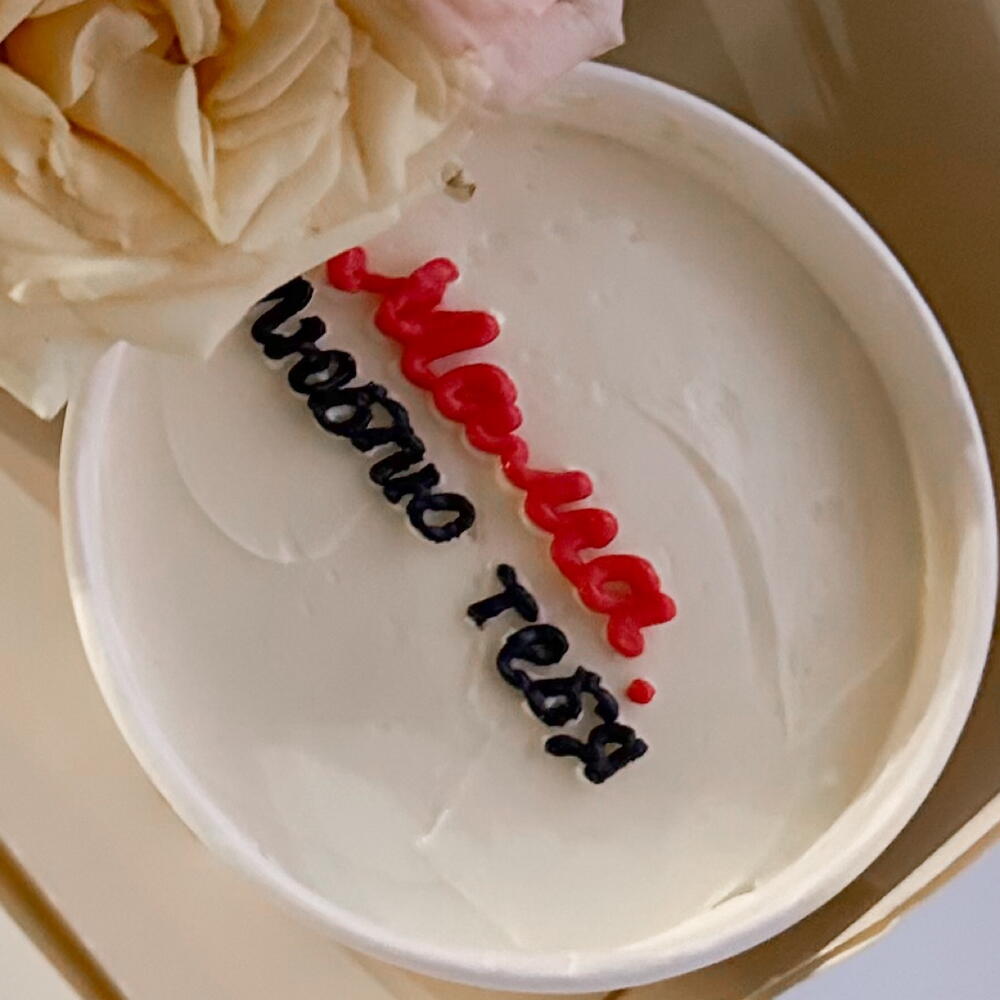 Торт в стаканчике с цветами ко Дню матери, Цветы и подарки Москва ...